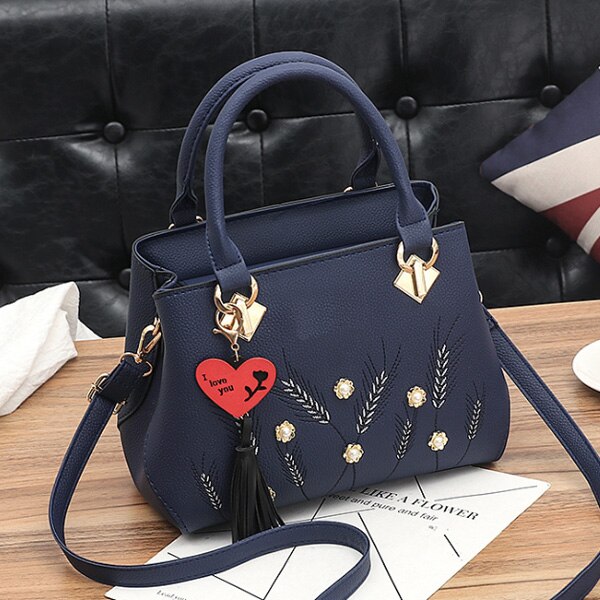 HEART TASSEL DETAILED BLACK HANDBAG