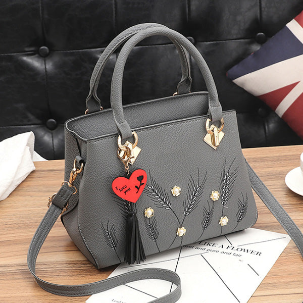 HEART TASSEL DETAILED BLACK HANDBAG