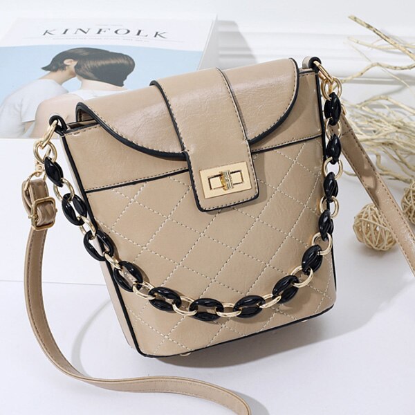 FRONT CHAIN DETAILED SHOULDER BAG